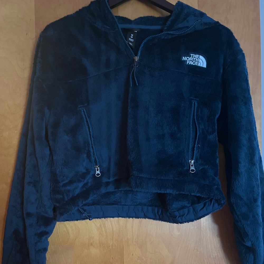 North face cropped hoodie very soft! Zipper pockets